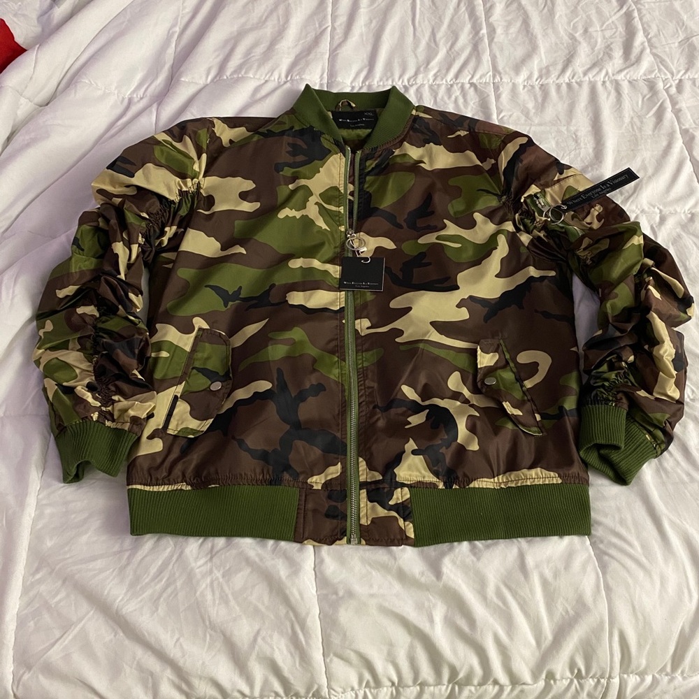 Men’s stylish camo bomber jacket New with tags!